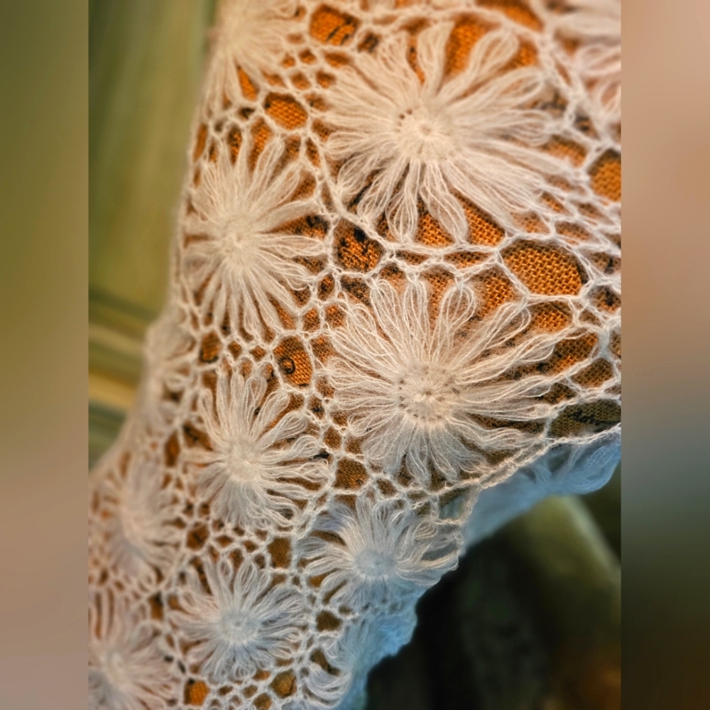 VINTAGE Hand Made 100% Acrylic Shawl w/Flower Pattern (Made in Japan)